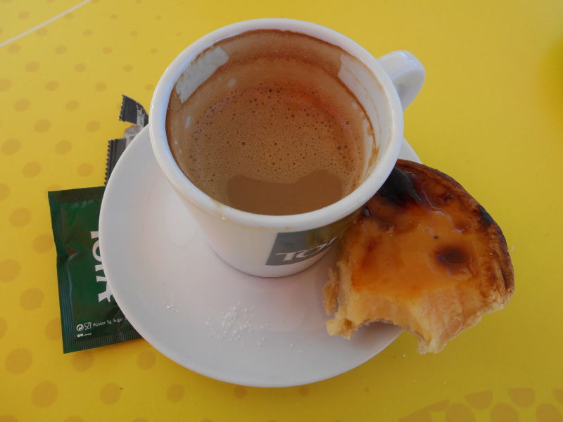 Zapachy Madery: Chinesa, czyli kawa z mlekiem, wraz z kawałkiem pysznego pastel de nata.